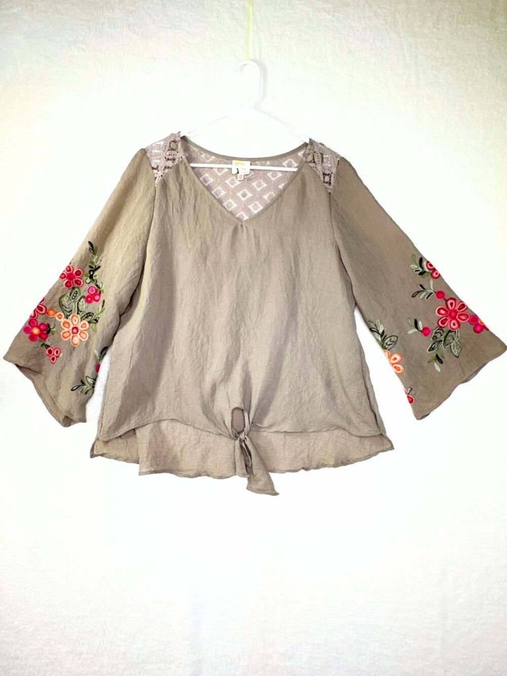 Fig & Flower Taupe Crinkle Peasant Blouse Floral Embroidered Bell Sleeve Size XL